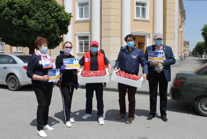 В рамках акции #МыВместе медработникам Кабардино-Балкарии доставили фрукты и ягоды