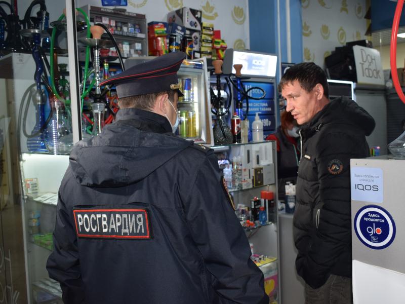 Сотрудники Росгвардии совместно с полицейскими продолжают проводить разъяснительную работу с жителями Иркутской области о рисках коронавируса