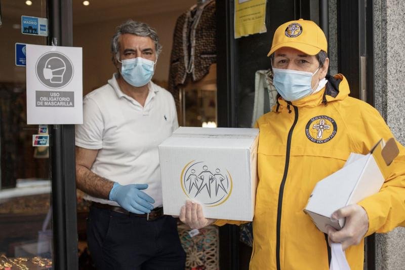 Испанские волонтеры активизируют работу, чтобы помочь стране взять под контроль пандемию