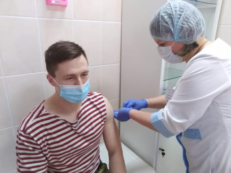 В Пскове сотрудники и военнослужащие Росгвардии начали проходить вакцинацию от коронавирусной инфекции