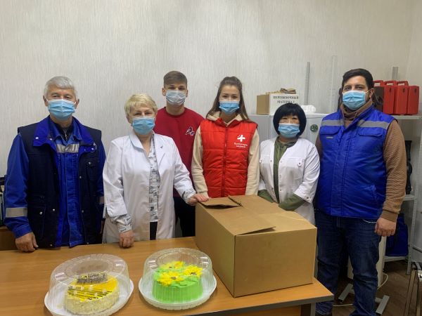 Камчатские волонтеры акции #МЫВМЕСТЕ порадовали сладостями медиков, работающих с больными коронавирусом