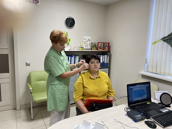 Компания «Октава ДМ» помогла пациентке, потерявшей слух после ковида